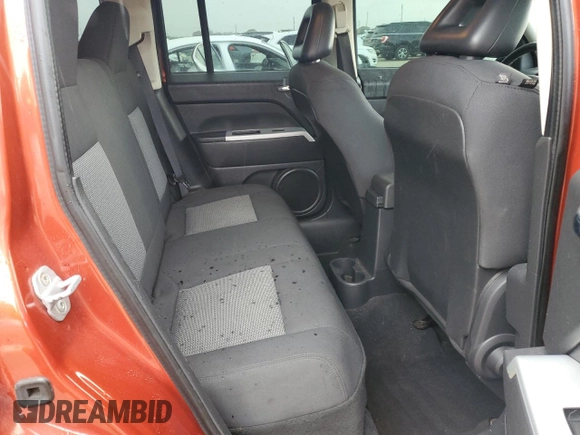 2008 Jeep Patriot Sport z VIN 1J8FT28WX8D649176, wystawiony jako Copart lot #55927795 z przebiegiem 109 587 mil mil oraz Czysty tytuł • Clean title. Historia ofert i sprzedaży dostępna na DreamBid. Obrazek 10.