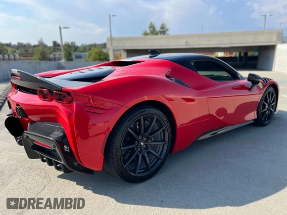2021 Ferrari SF90 z VIN ZFF95NLA4M0265120, wystawiony jako Copart lot #55701215 z przebiegiem 5000 mil mil oraz Szkody całkowita. Historia ofert i sprzedaży dostępna na DreamBid. Obrazek 4.