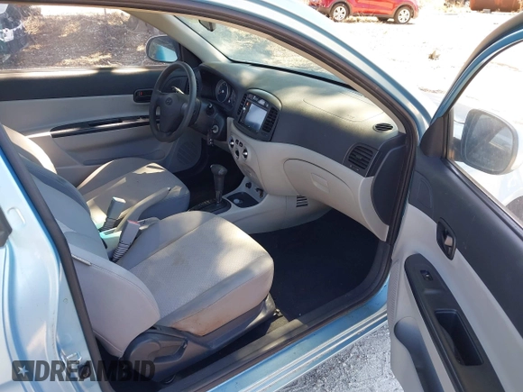 2010 Hyundai Accent GS z VIN KMHCM3AC8AU156501, wystawiony jako IAAI lot #41153508 z przebiegiem Nie podano mil oraz . Historia ofert i sprzedaży dostępna na DreamBid. Obrazek 5.