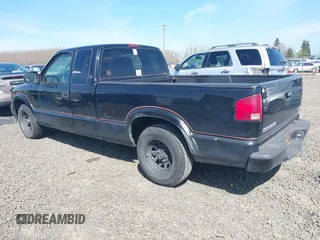 2002 GMC Sonoma SLS with VIN 1GTCS195628114990, listed as a IAAI auction lot 41862132 with 260,241 mi miles. Bid and sale history available at carsss.com. Image 3.