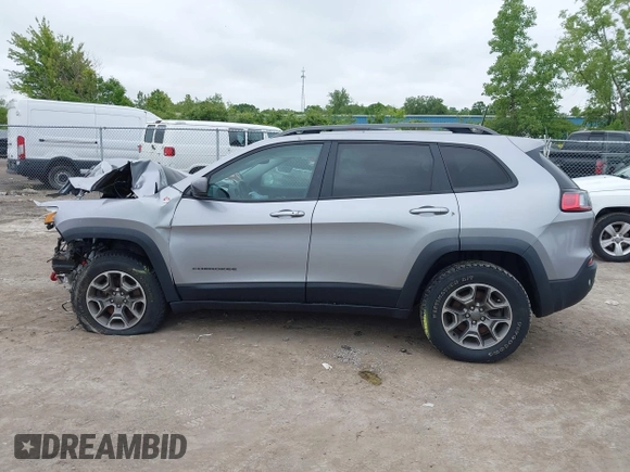 2020 Jeep Cherokee Trailhawk z VIN 1C4PJMBX0LD588251, wystawiony jako IAAI lot #42310054 z przebiegiem 47 780 mil mil oraz . Historia ofert i sprzedaży dostępna na DreamBid. Obrazek 15.