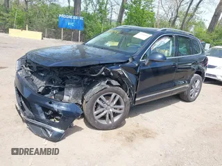 2015 Volkswagen Touareg Lux z VIN WVGEP9BP2FD007450, wystawiony jako IAAI lot #42144344 z przebiegiem 174 308 mil mil oraz . Historia ofert i sprzedaży dostępna na DreamBid. Obrazek 2.