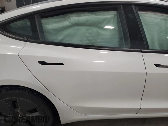 2021 Tesla Model 3 Standard Range Plus z VIN 5YJ3E1EA7MF986964, wystawiony jako Copart lot #55119995 z przebiegiem Nie podano mil oraz Szkody całkowita. Historia ofert i sprzedaży dostępna na DreamBid. Obrazek 10.