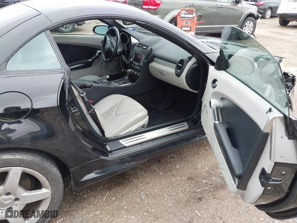 2006 Mercedes-Benz SLK-Class 3.5L with VIN WDBWK56FX6F084328, listed as a IAAI auction lot 41570145 with 104,929 mi miles. Bid and sale history available at carsss.com. Image 5.