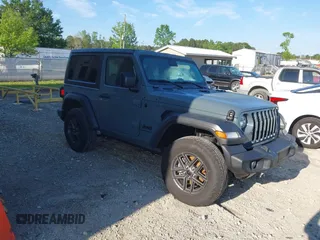2024 Jeep Wrangler Sport S z VIN 1C4PJXAG3RW222946, wystawiony jako IAAI lot #42191331 z przebiegiem 8 698 mil mil oraz . Historia ofert i sprzedaży dostępna na DreamBid. Obrazek 1.