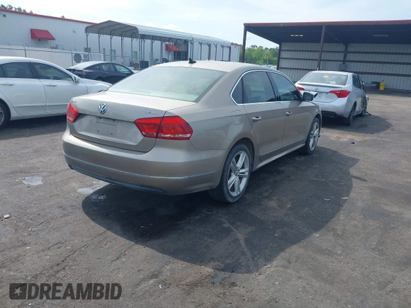 2015 Volkswagen Passat SEL Premium z VIN 1VWCV7A33FC025205, wystawiony jako IAAI lot #42098256 z przebiegiem 165 661 mil mil oraz . Historia ofert i sprzedaży dostępna na DreamBid. Obrazek 4.