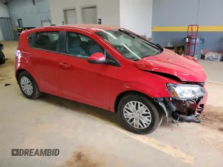 2020 Chevrolet Sonic LT z VIN 1G1JG6SB6L4123809, wystawiony jako Copart lot #42010805 z przebiegiem 40 249 mil mil oraz Szkody całkowita. Historia ofert i sprzedaży dostępna na DreamBid. Obrazek 4.