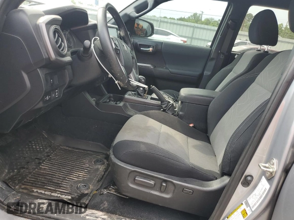 2020 Toyota Tacoma SR5 z VIN 3TMCZ5AN7LM302123, wystawiony jako Copart lot #57299805 z przebiegiem 43 244 mil mil oraz Szkoda całkowita • Salvage title. Historia ofert i sprzedaży dostępna na DreamBid. Obrazek 7.