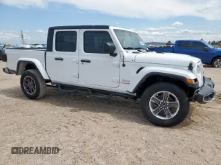 2023 Jeep Gladiator Overland z VIN 1C6HJTFG0PL514615, wystawiony jako Copart lot #57795945 z przebiegiem 32 427 mil mil oraz Czysty tytuł • Clean title. Historia ofert i sprzedaży dostępna na DreamBid. Obrazek 4.