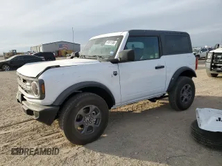 2024 Ford Bronco Big Bend z VIN 1FMDE7AH8RLA93115, wystawiony jako Copart lot #41611185 z przebiegiem 1589 mil mil oraz Szkody całkowita. Historia ofert i sprzedaży dostępna na DreamBid. Obrazek 1.