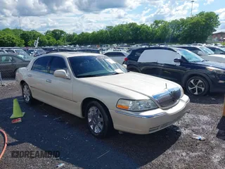 2003 Lincoln Town Car Cartier z VIN 1LNHM83W23Y602163, wystawiony jako IAAI lot #42250167 z przebiegiem 195 158 mil mil oraz . Historia ofert i sprzedaży dostępna na DreamBid. Obrazek 1.