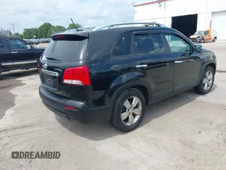 2012 Kia Sorento EX z VIN 5XYKU4A23CG230182, wystawiony jako IAAI lot #42367868 z przebiegiem 224 894 mil mil oraz . Historia ofert i sprzedaży dostępna na DreamBid. Obrazek 4.