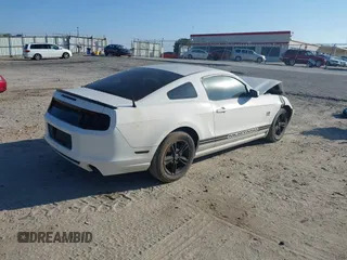2013 Ford Mustang V6 z VIN 1ZVBP8AM6D5275978, wystawiony jako IAAI lot #42624967 z przebiegiem 134 589 mil mil oraz . Historia ofert i sprzedaży dostępna na DreamBid. Obrazek 4.