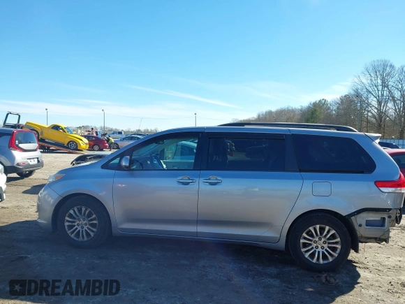 2012 Toyota Sienna XLE AAS z VIN 5TDYK3DC7CS277944, wystawiony jako IAAI lot #41311855 z przebiegiem 224 239 mil mil oraz . Historia ofert i sprzedaży dostępna na DreamBid. Obrazek 15.