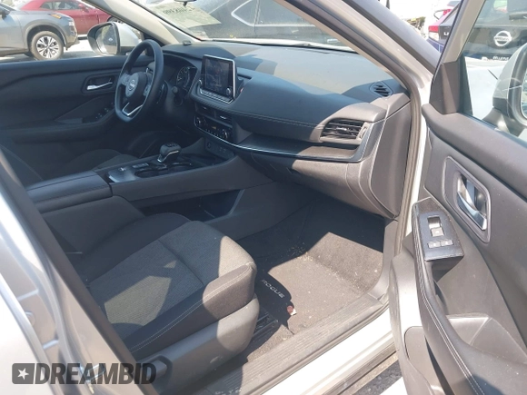 2024 Nissan Rogue SV z VIN 5N1BT3BA4RC678510, wystawiony jako IAAI lot #42408399 z przebiegiem 32 966 mil mil oraz . Historia ofert i sprzedaży dostępna na DreamBid. Obrazek 5.