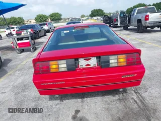 1986 Chevrolet Camaro Z28 Sport z VIN 1G1FP87F3GL117622, wystawiony jako IAAI lot #42837661 z przebiegiem 71 765 mil mil oraz . Historia ofert i sprzedaży dostępna na DreamBid. Obrazek 16.