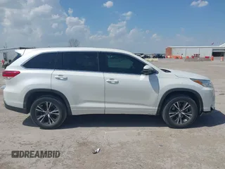 2018 Toyota Highlander LE z VIN 5TDZARFH9JS039822, wystawiony jako IAAI lot #41881905 z przebiegiem 125 094 mil mil oraz . Historia ofert i sprzedaży dostępna na DreamBid. Obrazek 13.