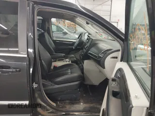 2013 Chrysler Town & Country Touring z VIN 2C4RC1BG0DR742005, wystawiony jako IAAI lot #42386516 z przebiegiem 200 982 mil mil oraz . Historia ofert i sprzedaży dostępna na DreamBid. Obrazek 5.