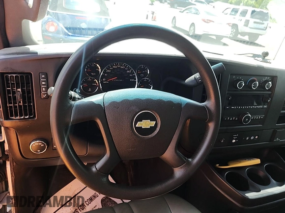 2018 Chevrolet Express Cargo z VIN 1GCWGAFP7J1337793, wystawiony jako IAAI lot #42854414 z przebiegiem 151 274 mil mil oraz . Historia ofert i sprzedaży dostępna na DreamBid. Obrazek 30.
