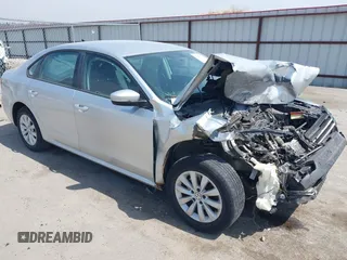 2015 Volkswagen Passat Limited Edition Edition z VIN 1VWAT7A3XFC015946, wystawiony jako IAAI lot #42060329 z przebiegiem 162 981 mil mil oraz . Historia ofert i sprzedaży dostępna na DreamBid. Obrazek 1.