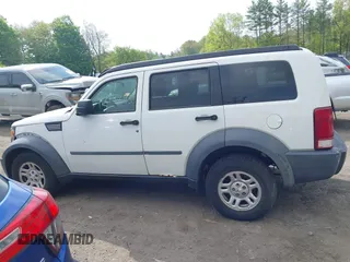 2007 Dodge Nitro SXT z VIN 1D8GU28K87W652037, wystawiony jako IAAI lot #42172950 z przebiegiem 172 487 mil mil oraz . Historia ofert i sprzedaży dostępna na DreamBid. Obrazek 14.