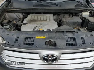 2012 Toyota Highlander z VIN 5TDBK3EH4CS114863, wystawiony jako Copart lot #56175355 z przebiegiem 168 327 mil mil oraz Szkody całkowita. Historia ofert i sprzedaży dostępna na DreamBid. Obrazek 12.