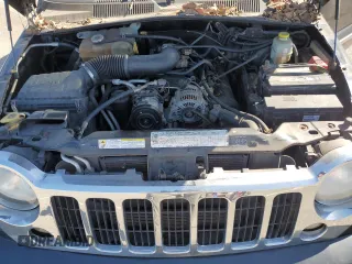 2006 Jeep Liberty Limited z VIN 1J8GL58K16W217595, wystawiony jako Copart lot #49732595 z przebiegiem 117 084 mil mil oraz Szkoda całkowita • Salvage title. Historia ofert i sprzedaży dostępna na DreamBid. Obrazek 13.