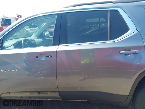 2021 Chevrolet Traverse LT Cloth z VIN 1GNEVGKW8MJ193233, wystawiony jako IAAI lot #42279421 z przebiegiem 66 924 mil mil oraz . Historia ofert i sprzedaży dostępna na DreamBid. Obrazek 13.