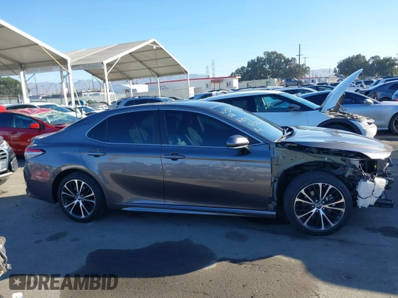 2018 Toyota Camry LE z VIN 4T1B11HK0JU546451, wystawiony jako IAAI lot #41054832 z przebiegiem 35 660 mil mil oraz . Historia ofert i sprzedaży dostępna na DreamBid. Obrazek 14.