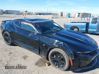 2021 Chevrolet Camaro 1LT z VIN 1G1FB1RX1M0126330, wystawiony jako IAAI lot #41884248 z przebiegiem 59 206 mil mil oraz . Historia ofert i sprzedaży dostępna na DreamBid. Obrazek 1.