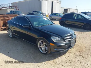 2013 Mercedes-Benz C 250 z VIN WDDGJ4HB4DF976588, wystawiony jako IAAI lot #42339669 z przebiegiem 130 445 mil mil oraz . Historia ofert i sprzedaży dostępna na DreamBid. Obrazek 1.