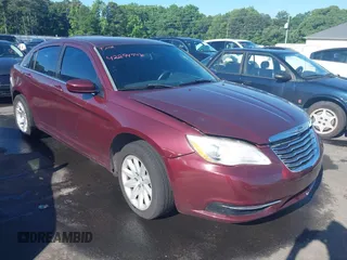 2014 Chrysler 200 LX z VIN 1C3CCBAB4EN209899, wystawiony jako IAAI lot #42294746 z przebiegiem 197 445 mil mil oraz . Historia ofert i sprzedaży dostępna na DreamBid. Obrazek 1.
