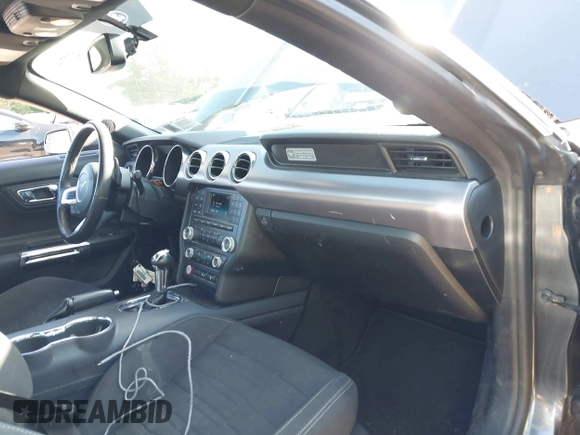 2016 Ford Mustang EcoBoost z VIN 1FA6P8TH4G5241245, wystawiony jako IAAI lot #42276819 z przebiegiem 80 190 mil mil oraz . Historia ofert i sprzedaży dostępna na DreamBid. Obrazek 5.