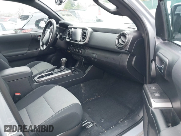 2021 Toyota Tacoma SR z VIN 3TMCZ5AN5MM372821, wystawiony jako IAAI lot #41886586 z przebiegiem 68 878 mil mil oraz . Historia ofert i sprzedaży dostępna na DreamBid. Obrazek 5.