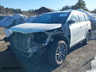 2019 Toyota Highlander SE with VIN 5TDJZRFH3KS613063, listed as a IAAI auction lot 41670992 with 110,543 mi miles. Bid and sale history available at carsss.com. Image 2.