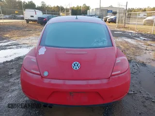 2015 Volkswagen Beetle Fleet Edition z VIN 3VWF17ATXFM655195, wystawiony jako IAAI lot #41090244 z przebiegiem 75 167 mil mil oraz . Historia ofert i sprzedaży dostępna na DreamBid. Obrazek 16.