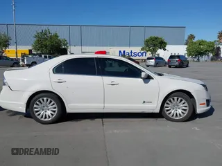 2012 Ford Fusion Hybrid z VIN 3FADP0L3XCR276182, wystawiony jako IAAI lot #42260450 z przebiegiem 133 567 mil mil oraz . Historia ofert i sprzedaży dostępna na DreamBid. Obrazek 13.