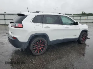 2019 Jeep Cherokee Latitude z VIN 1C4PJLCBXKD332002, wystawiony jako Copart lot #56652185 z przebiegiem 113 690 mil mil oraz Szkoda całkowita • Salvage title. Historia ofert i sprzedaży dostępna na DreamBid. Obrazek 3.