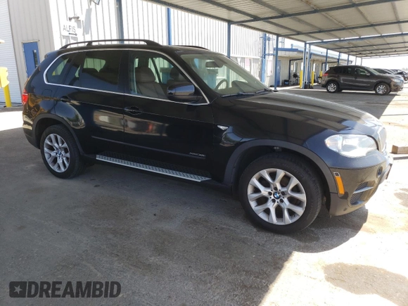 2013 BMW X5 xDrive35i z VIN 5UXZV4C56D0E11871, wystawiony jako Copart lot #58247665 z przebiegiem 136 874 mil mil oraz Szkoda całkowita • Salvage title. Historia ofert i sprzedaży dostępna na DreamBid. Obrazek 4.