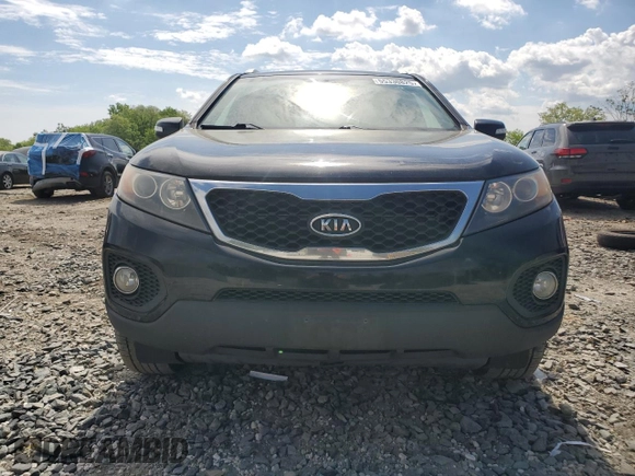2013 Kia Sorento LX z VIN 5XYKT4A64DG352153, wystawiony jako Copart lot #55330825 z przebiegiem 289 967 mil mil oraz Szkoda całkowita • Salvage title. Historia ofert i sprzedaży dostępna na DreamBid. Obrazek 5.