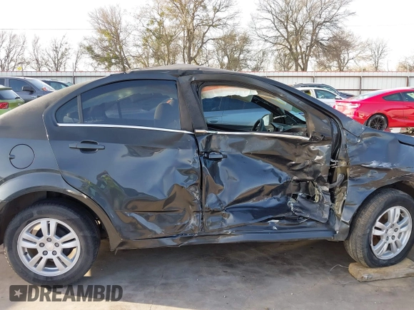 2015 Chevrolet Sonic LT z VIN 1G1JC5SB1F4128426, wystawiony jako IAAI lot #41739238 z przebiegiem 121 717 mil mil oraz . Historia ofert i sprzedaży dostępna na DreamBid. Obrazek 14.