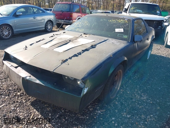 1987 Chevrolet Camaro z VIN 1G1FP21H9HN123969, wystawiony jako IAAI lot #42136912 z przebiegiem 97 026 mil mil oraz . Historia ofert i sprzedaży dostępna na DreamBid. Obrazek 2.