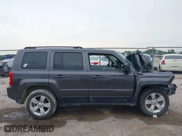 2017 Jeep Patriot High Altitude z VIN 1C4NJRFBXHD113930, wystawiony jako IAAI lot #42463936 z przebiegiem 90 087 mil mil oraz . Historia ofert i sprzedaży dostępna na DreamBid. Obrazek 14.