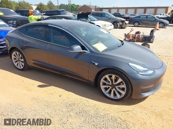 2018 Tesla Model 3 Long Range Battery z VIN 5YJ3E1EBXJF121183, wystawiony jako IAAI lot #42070712 z przebiegiem 71 823 mil mil oraz . Historia ofert i sprzedaży dostępna na DreamBid. Obrazek 1.