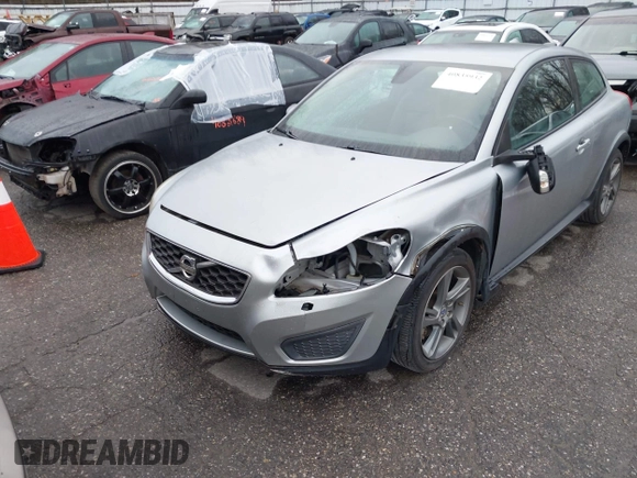 2013 Volvo C30 T5 z VIN YV1672MK7D2305755, wystawiony jako IAAI lot #40835932 z przebiegiem 93 975 mil mil oraz . Historia ofert i sprzedaży dostępna na DreamBid. Obrazek 6.