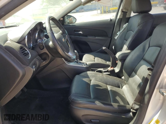 2014 Chevrolet Cruze 2LT z VIN 1G1PE5SB3E7417065, wystawiony jako Copart lot #55464935 z przebiegiem 60 720 mil mil oraz Szkoda całkowita • Salvage title. Historia ofert i sprzedaży dostępna na DreamBid. Obrazek 7.