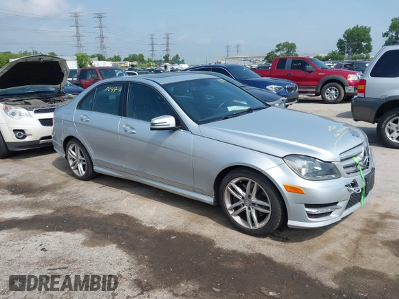 2013 Mercedes-Benz C 300 Sport z VIN WDDGF8AB1DR292986, wystawiony jako IAAI lot #42430247 z przebiegiem 105 105 mil mil oraz . Historia ofert i sprzedaży dostępna na DreamBid. Obrazek 1.