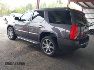 2010 Cadillac Escalade Luxury z VIN 1GYUKBEF6AR103998, wystawiony jako IAAI lot #42251855 z przebiegiem 129 851 mil mil oraz . Historia ofert i sprzedaży dostępna na DreamBid. Obrazek 3.