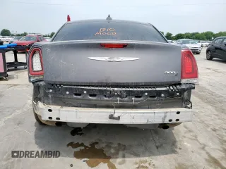 2018 Chrysler 300 S z VIN 2C3CCABG1JH295888, wystawiony jako Copart lot #56899745 z przebiegiem 111 826 mil mil oraz Szkoda całkowita • Salvage title. Historia ofert i sprzedaży dostępna na DreamBid. Obrazek 6.