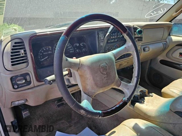 2000 Cadillac Escalade z VIN 1GYEK63R3YR218285, wystawiony jako Copart lot #77915654 z przebiegiem 190 444 mil mil oraz Czysty tytuł • Clean title. Historia ofert i sprzedaży dostępna na DreamBid. Obrazek 9.